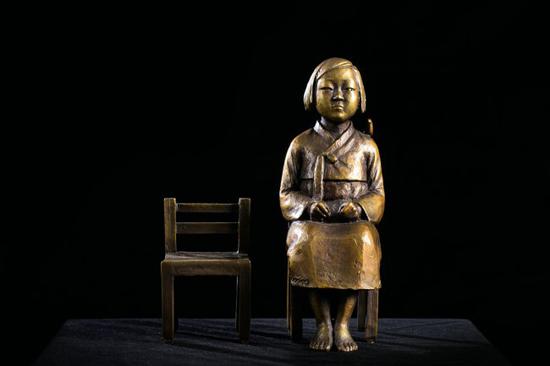 金焕晟(Kim Woon-sung)和金秀京(Kim Seo-kyung),《和平碑》。 图片:致谢 Godo画廊(Gallery Godo).