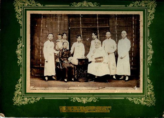 　　1906年，吴欢曾祖父，清朝湖北新军创建人之一，辛亥革命功臣吴琳（稚英）全家在湖北武昌黄鹤楼合影。
前排座，吴琳，庄还夫妇，后排五子吴曼公，长孙吴祖刚，长媳吕琴楠，四女吴琴圆，长女吴琴清，三子吴瀛，长子吴稼农。