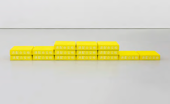 刘辛夷《安全第一》 2016，玻璃纤维及油彩，34.5 × 340 × 36 cm 图片由MDC画廊、空白空间提供