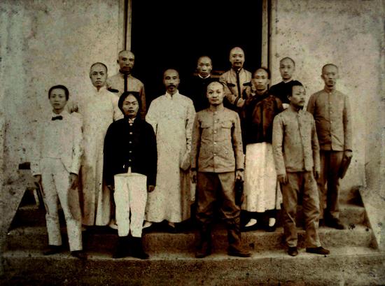 摄于1896年，吴欢曾祖父湖北新军创建人之一（二排中央穿白长衫者）吴殿英，与其子（二排左侧穿白长衫者），吴琳（稚英）与部下在辛亥革命前合影