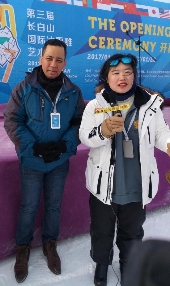 国际冰雪活动策划人、社会活动家、新加坡雪城总经理Norazani先生（左）接受采访