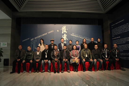 工作人员与评委老师合影