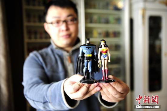 图为宋冠男展示DC系列漫画英雄
