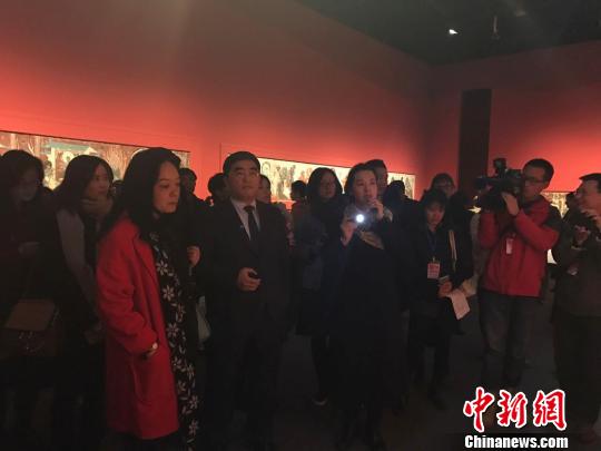 駐成都領(lǐng)事官員們看得津津有味。劉婷攝?！㈡?攝