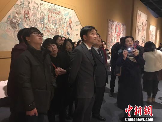 8國駐成都領(lǐng)事官員組團(tuán)看敦煌藝術(shù)大展。劉婷攝?！㈡谩z