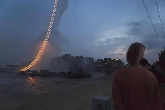 蔡国强 - 《蔡国强：天梯》，2015年月6月15日凌晨实现于福建省泉州市泉港区惠屿岛。