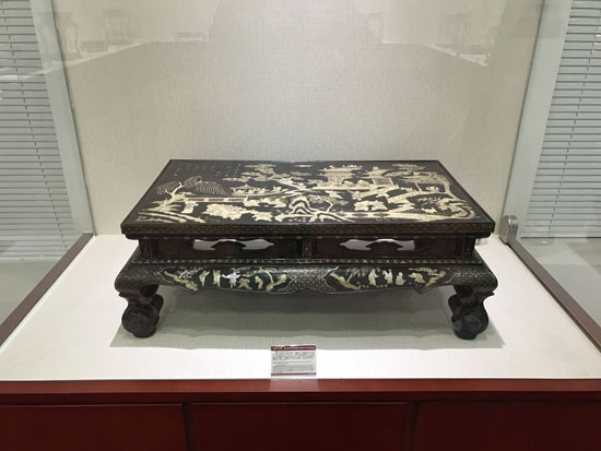  清代早期黑漆螺钿婴戏图诗文香案桌