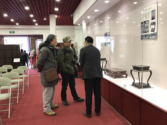   馆长为媒体介绍藏品