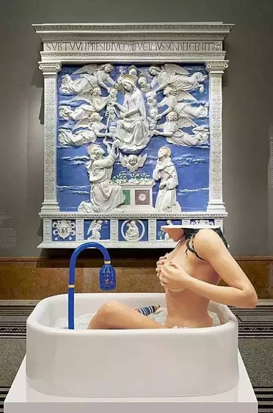 杰夫·昆斯Jeff Koons— Woman in Tub (photo by Markus Tretter ? Jeff Koons)