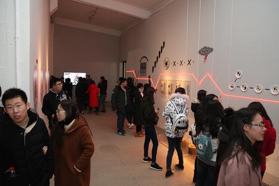 展览现场观众在参观