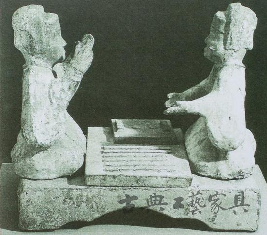 图2 东汉时期（二世纪中叶）绿釉陶六博俑，河南省灵宝县出土，长19.2厘米，高24.2厘米。