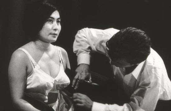 13.小野洋子在纽约的Carnegie Hall的行为表演“Cut Piece”，1965年。 摄影：Minoru Niizuma