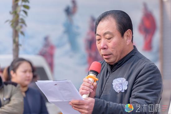 河南省陶瓷艺术委员会主任委员刘建军
介绍前来参加崔国营大师追悼会的单位及个人名单
