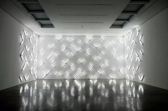 “光和空间运动”代表Robert Irwin 作品