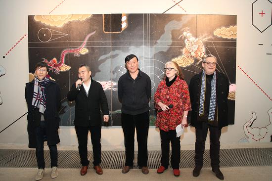 开幕现场发言嘉宾：（自左至右）策展人盛葳，白盒子艺术馆馆长孙永增，艺术家关伟