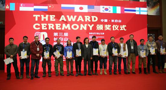 评委袁耕先生（左3）、张震甫先生（左8）、许大为先生（右）为5队雪雕创意奖获得者颁奖