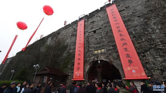 从1月7日起，南京十二座城门悬挂上祥和喜庆的巨幅大红春联