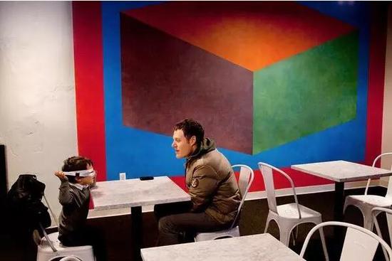 　　勒維特的另一件墻上繪畫《Wall Drawing 620A》占據(jù)了學?？Х葟d的一面墻。Photo by Gillian Laub for The New York Times