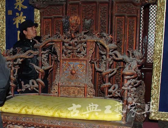 　　图6 宁寿宫皇极殿宝座的实物，现陈列于沈阳故宫大政殿，图为北京故宫不久前正在对其进行参照复制。