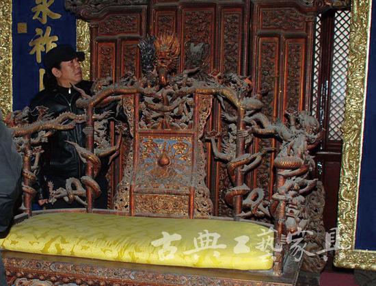　　圖6 寧壽宮皇極殿寶座的實物，現(xiàn)陳列于沈陽故宮大政殿，圖為北京故宮不久前正在對其進(jìn)行參照復(fù)制。