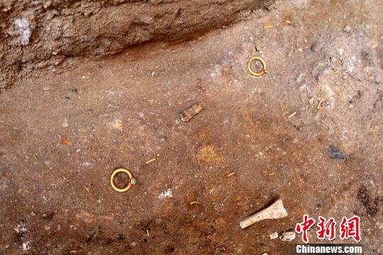 大型墓葬主墓室出土的金饰件。 陕西省考古研究院