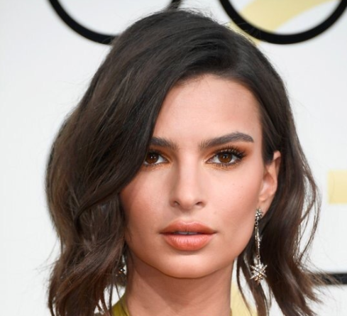 Emily Ratajkowski 佩戴的是维多利亚时期 18XX经典的星芒 造型的古董钻石耳钉