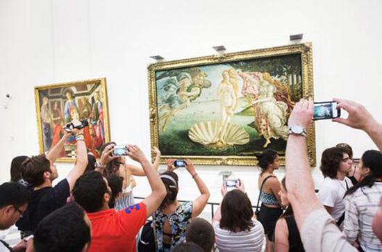 参观者拍摄波提切利的作品《维纳斯的诞生》