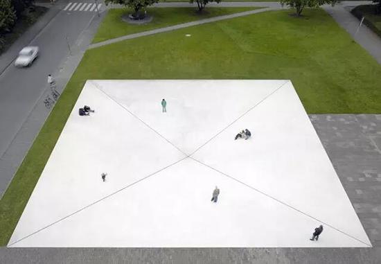 布魯斯·紐曼（Bruce Nauman），明斯特雕塑展，2007年，方形的抑郁（Square Depression）。