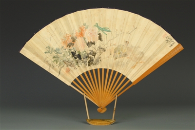 藏品：民國東莊秋菊雛雞圖竹扇

　　（現(xiàn)藏于寧波博物館，三級文物）