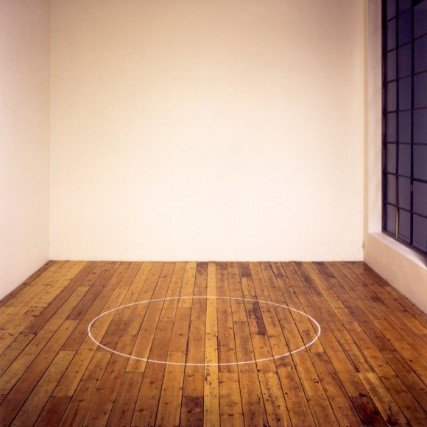 　　伊恩·威尔森作品，《地板上的圆圈（1968）》， Galerie Mot & Vanden Boogaard画廊，布鲁塞尔，1998。图片：Courtesy the artist and Jan Mot， Brussels