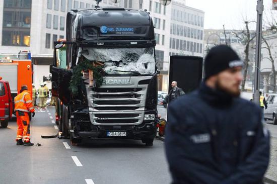 恐攻嫌犯使用的黑色卡车。图取自artnet。