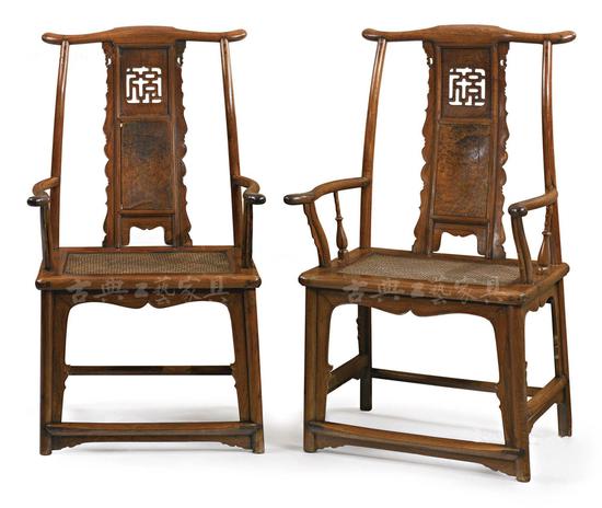 　　黄花梨镶瘿木雕福字纹四出头官帽椅 （一对）。费立哲神父最早收藏的家具之一，2016年春苏富比拍卖成交价121万美元，为本场最高。