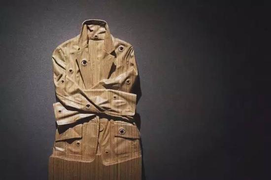 《守望者》木 150×50×12cm 人造木、玻璃 2010年