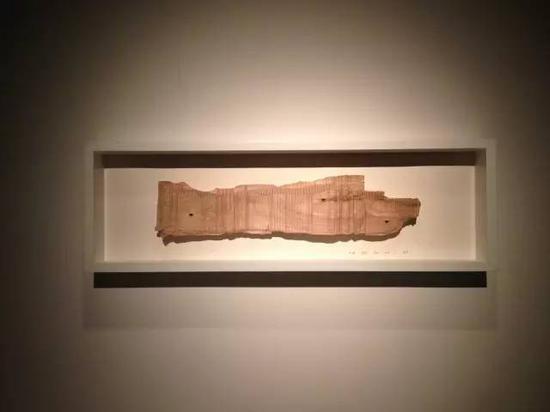 《长城》油彩、木头、玻璃,90×40×15cm 2014年