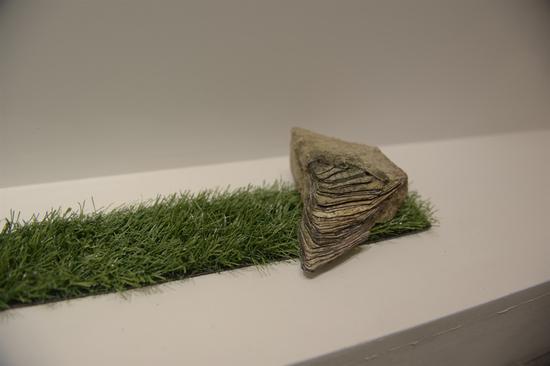 《Death of noname无名氏之死》局部,尺寸可变,材料:历史书,石头,2017