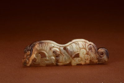 玉饰纹卧虎，春秋中期，长7.7cm，宽2.2cm，厚0.3cm。清宫旧藏