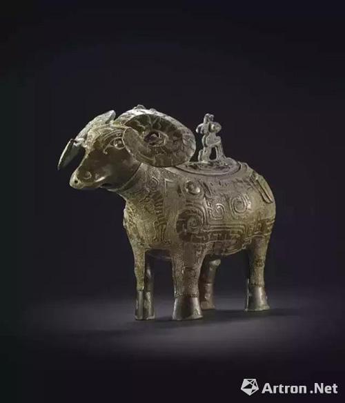 商晚期，公元前十三至十一世纪 青铜羊尊 15.4 cm.