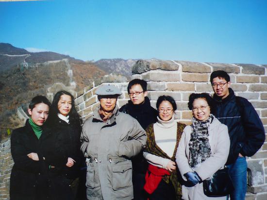 2005年，与研究生、华天雪、杭春晓、徐翎、陈青等在长城上