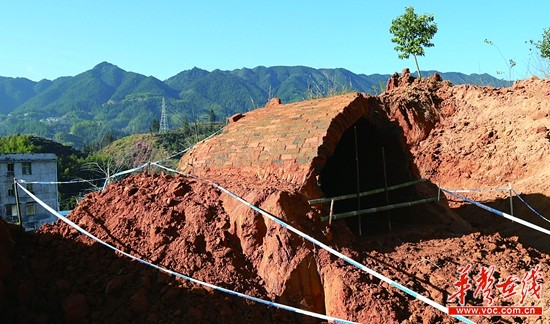 近日，桂东县城区一施工场地，发现3座砖式古墓葬。 通讯员 摄