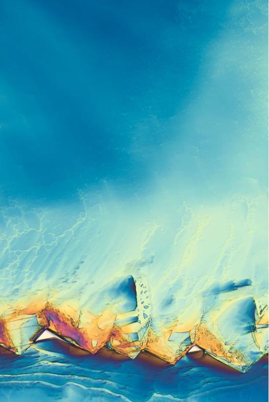 显微镜下的晶体颗粒犹如艺术家的调色板。图为对乙酰氨基酚晶体。