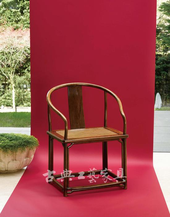 清早期 黄花梨圈椅。尺寸：长70厘米，宽47厘米，高93