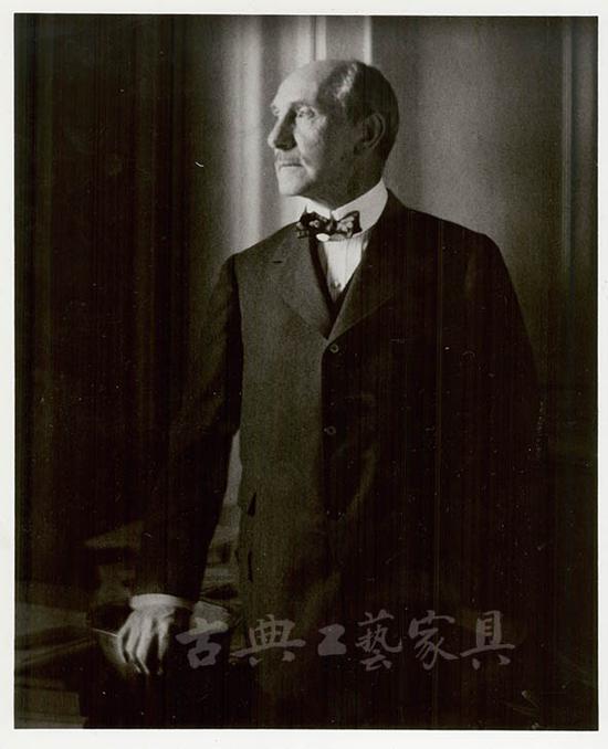 镜头下的弗利尔，衣着讲究、目光深邃。（爱德华·史泰钦 1916年摄）