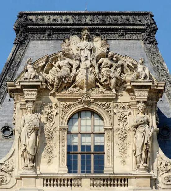 卢浮宫Pavillon Turgot 大厦， 南面山墙的雕塑和女雕像柱子 作者Eugene Guillaume