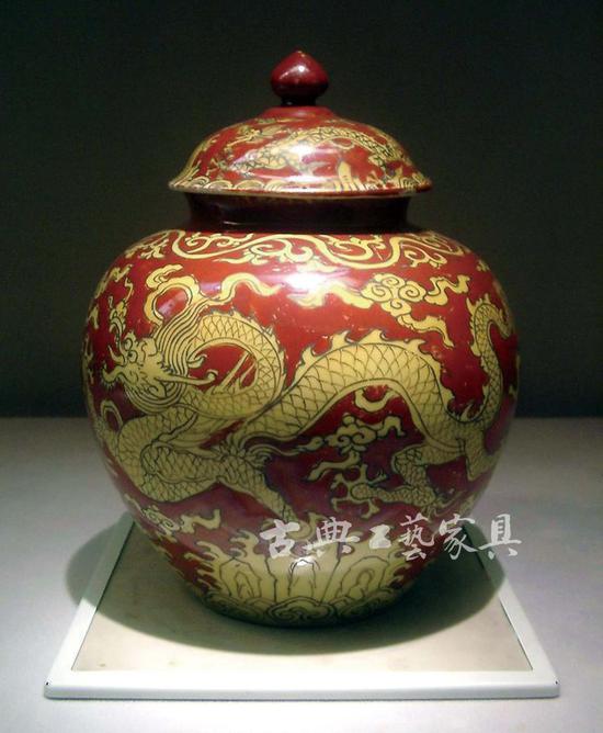 图6 明嘉靖款红地黄彩龙纹瓷罐（台北故宫博物院藏）