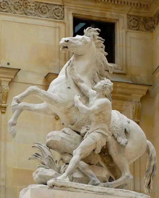 凡尔赛宫的两匹Marly horse 之一，现存卢浮宫。“凡尔赛宫的最大型的雕塑”