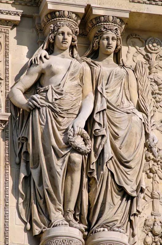 卢浮宫Pavillon Richelieu 大厦，支撑山墙的“双女”雕像柱子，作者Hector Lefuel