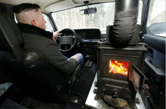 男子给自家古董车加装暖气，从此上路后交警就盯上他