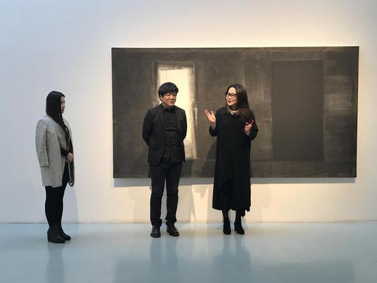 展览开幕式现场(右起:艾米李画廊老板李颖、艺术家王野夫)
