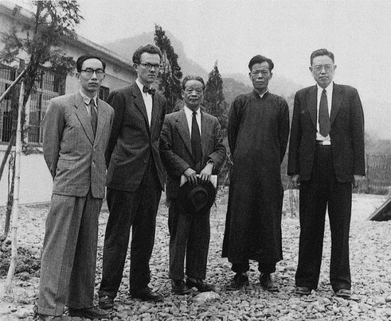 1963年,高居翰(左二)在台北故宫的位于台中的库房。