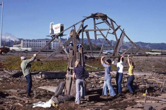 Emeryville 的泥潭雕塑将在 BAMPFA 里展出